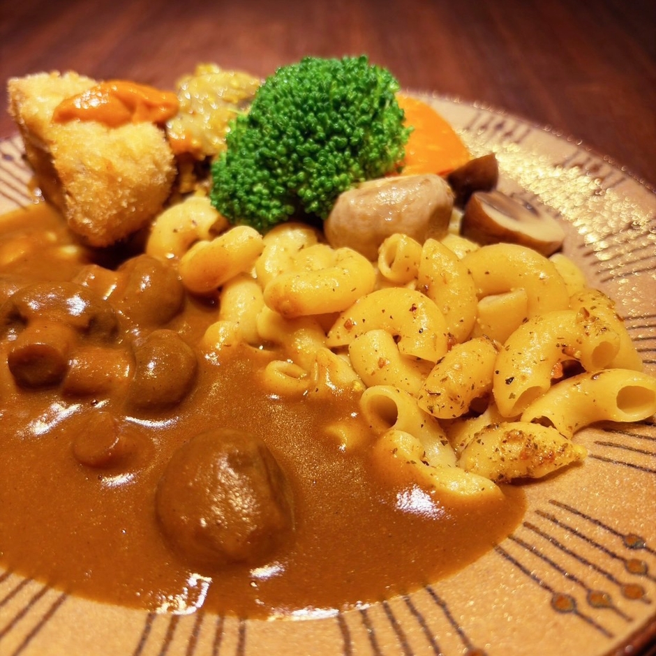 マメロニマッシュルームカレー(サラダ付き)/1,600円
