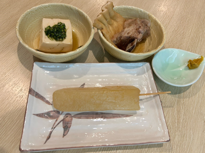 豆腐韮醤油（左上）餅巾着とスペアリブ（右上）大根（下）　