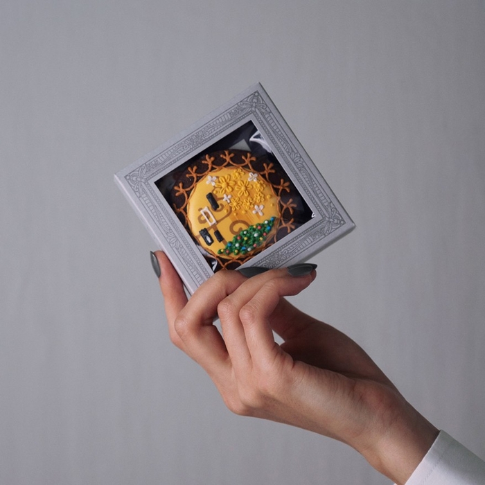 エンボス加工が施された額縁模様の化粧箱