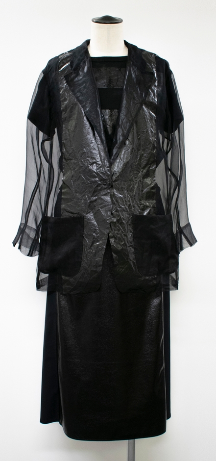 ジャケット 49,500円、Tシャツ 19,800円、スカート 26,400円(すべて税込)