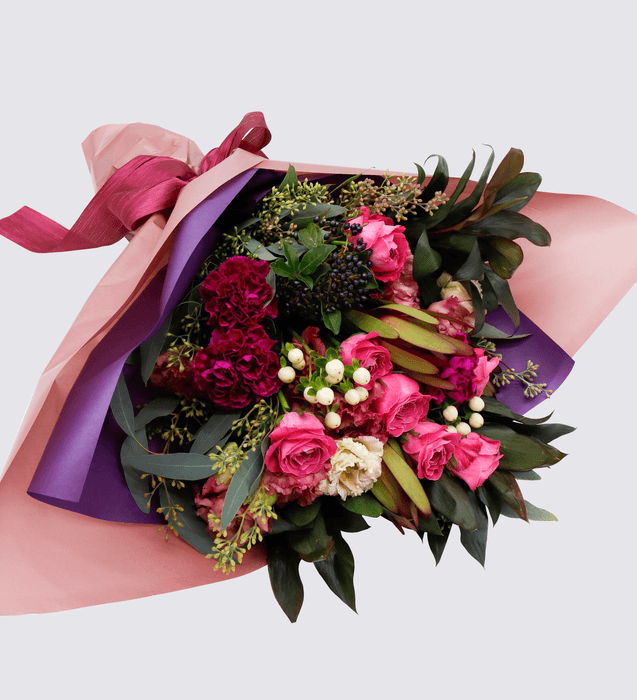 バラと季節のお花のナチュラルな花束