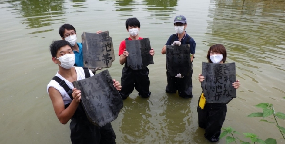 墨書きした古瓦を設置する様子(令和2年実施)