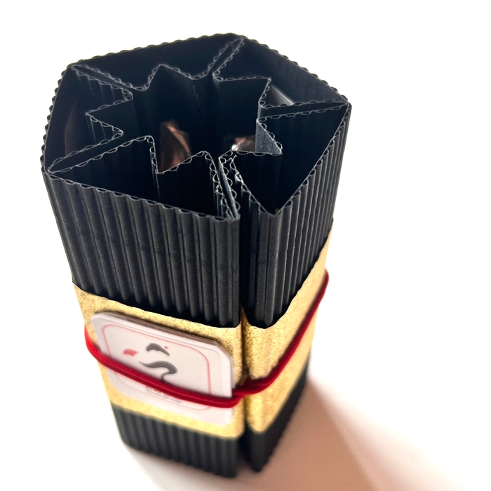 巻物のような外側パッケージ(8cm 5本入)