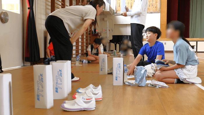 イベント後アンケートを記入する子どもたち
