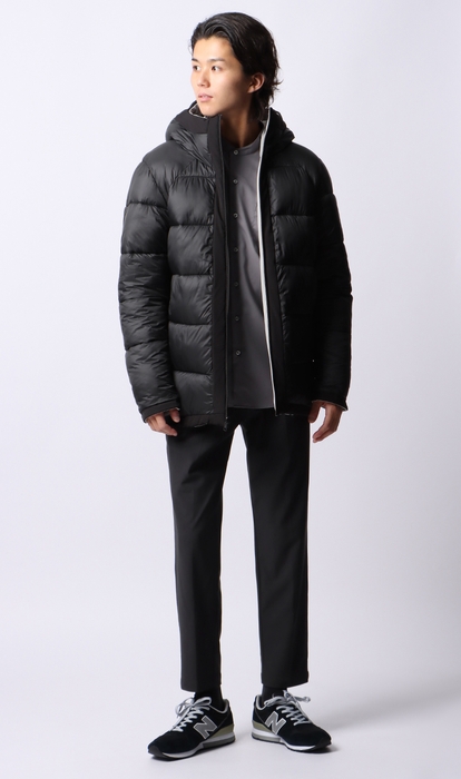 裏側:適度な光沢があるブラック