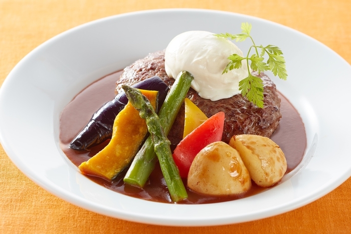 和牛の旨み!豪州産プレミアムビーフ100%ハンバーグマスカルポーネチーズのせ~デミグラスソース~