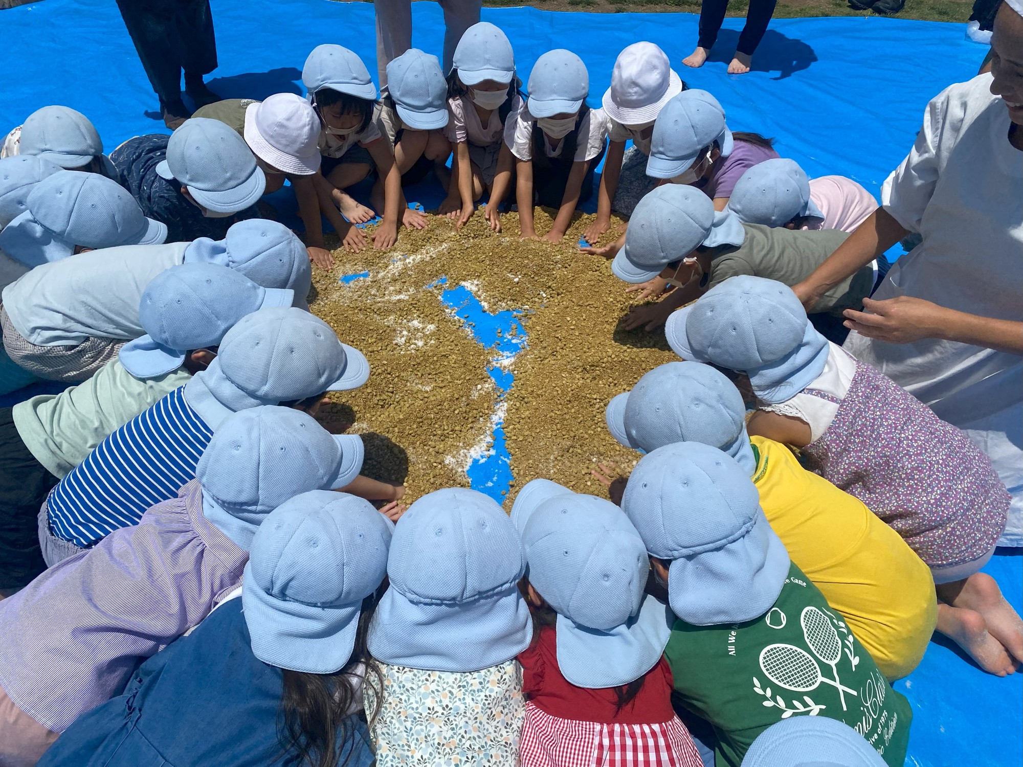 自由学園、生徒が1年かけて育てた「無添加手づくり醤油」をしぼる