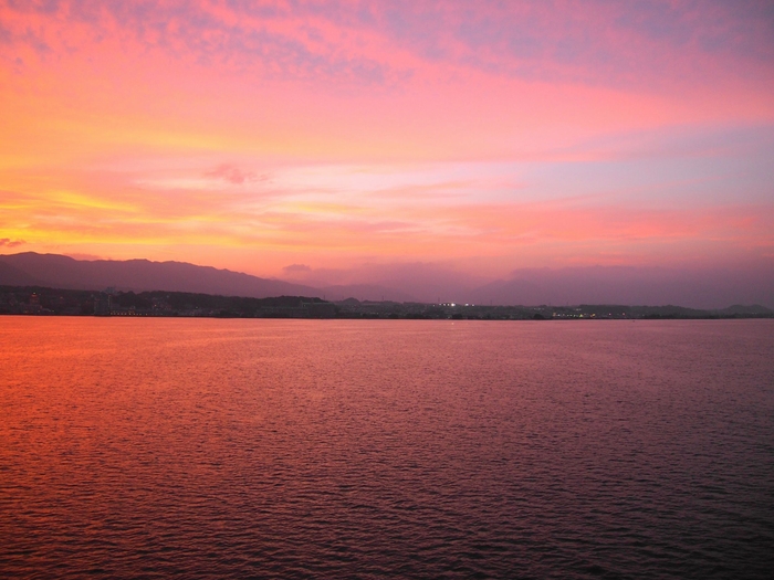 茜色に染まるびわ湖の夕景