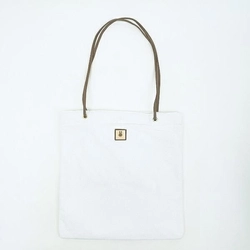 ミッフィーのファーバッグ。ふわふわ手触りのファー素材にミッフィーのプレートが高級感を感じるおしゃれなアイテムです。