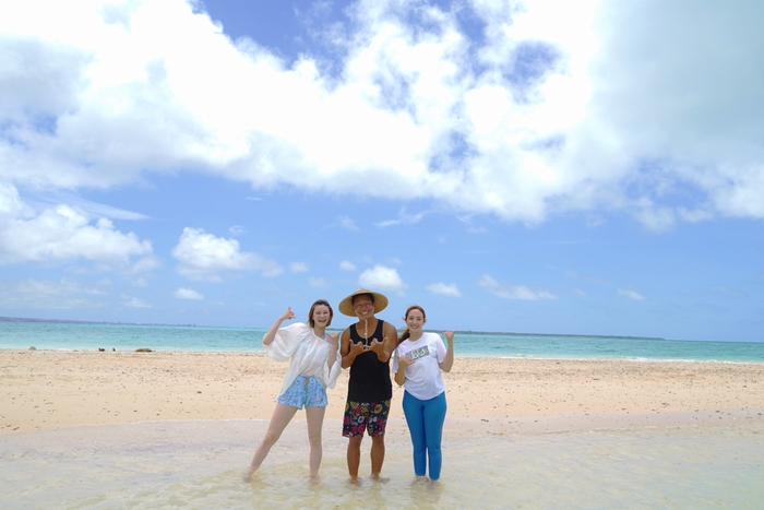 潮の満ち引きで現れる“幻の島”浜島 （左から澪花、内野亮、サーシャ）