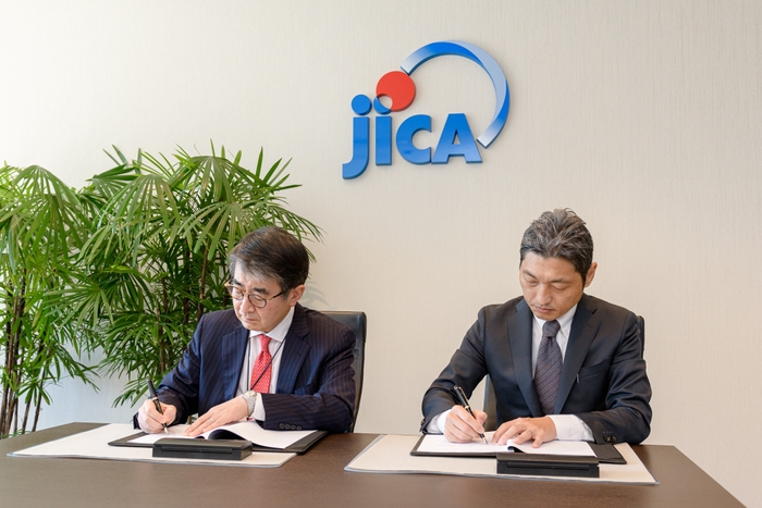 【写真提供:JICA】*2021年10月29日調印式記念撮影の様子(於:JICA竹橋オフィス、東京都)(左):民間連携事業部部長兼中小企業支援室長 原 昌平(右):リブライトパートナーズ株式会社 代表取締役 蛯原 健