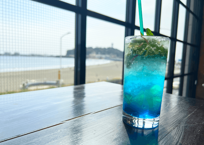 江ノ島の海とブルーオーシャンモヒート