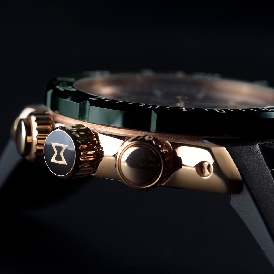 ベゼル素材には、サファイアと同等の高硬度を誇るハイテクセラミックを使用しています。キズや腐食への耐性に優れ、時計の外観を美しく保ちます。