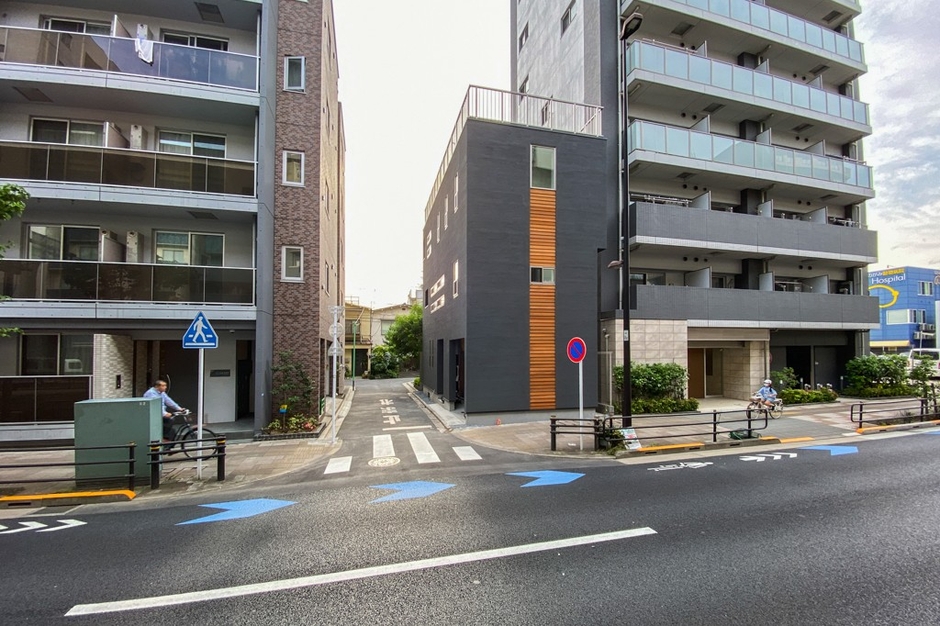 【東京都荒川区|15坪】大通り沿いに面したガレージと吹き抜けのある3階建て住宅の画像