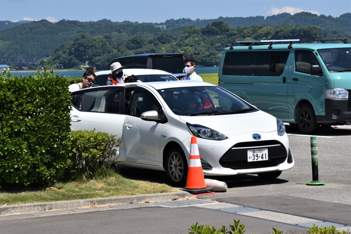 駐車場入り口に止めたレンタカー