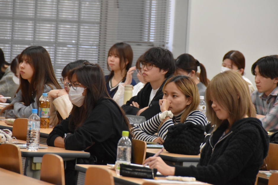 講義に聞き入る学生たち