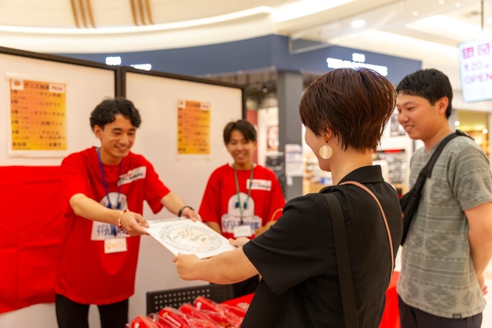 抽選で選手のサイン色紙をプレゼント