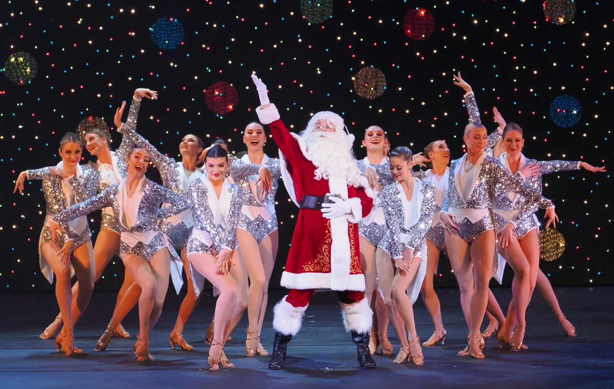 3年ぶりの『ブロードウェイ クリスマス・ワンダーランド2022』が開幕! 心ときめくクリスマスソングの嵐、今年のご褒美にぜひ!