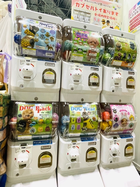 「第14回インターペット」（東京）での愛犬家向けカプセルトイ自販機コーナー＝2025年4月