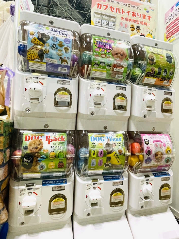 「第14回インターペット」（東京）での愛犬家向けカプセルトイ自販機コーナー＝2025年4月