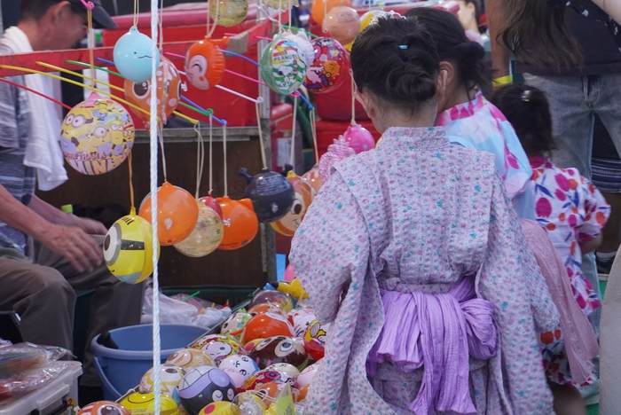 昔ながらの屋台が連なる。浴衣で夏祭りを楽しめる