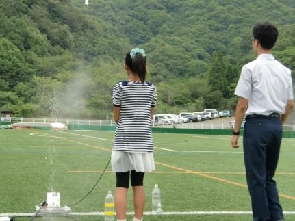 【昨年の体験イベントの様子】水ロケットの発射体験［共催:宇宙航空研究開発機構（JAXA）］