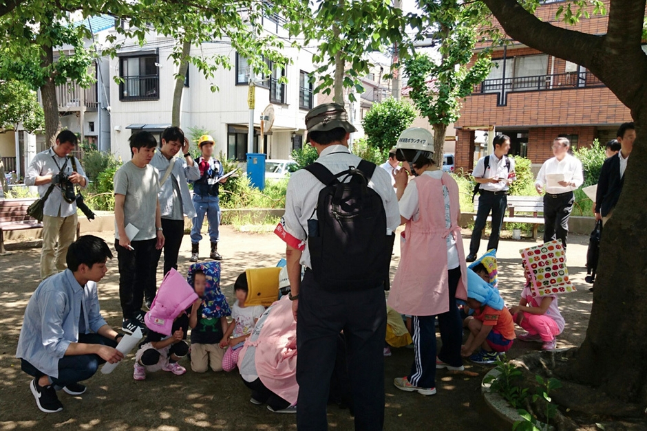 「むすび塾」では保育園の子どもたちと避難訓練