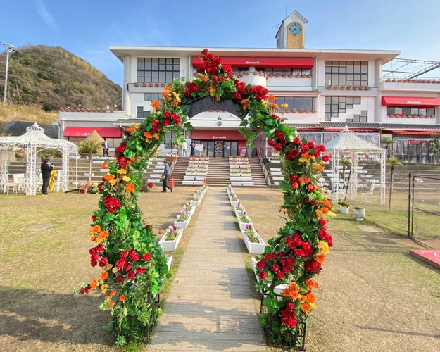 ▲のじまスコーラ 花のアーチ
