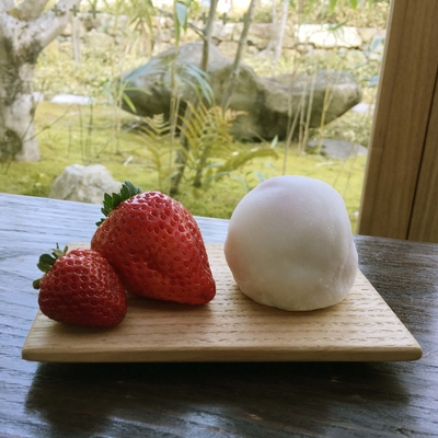 デラックスサイズの苺を使用「高島屋大阪店限定「丹波産大粒いちご大福」」