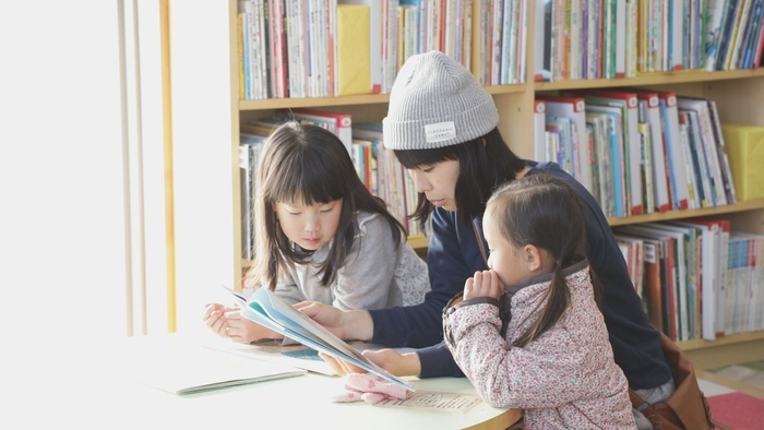 図書館で読み聞かせ