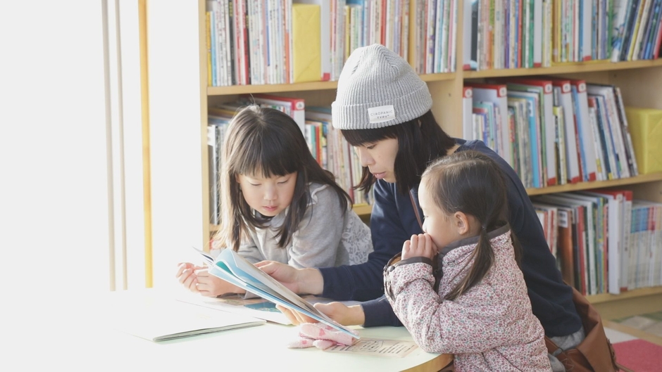 図書館で読み聞かせ
