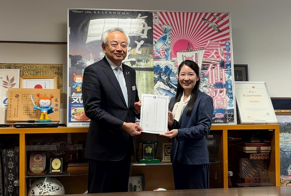 委嘱状を受け取った山口さん(右)と気仙沼市の菅原茂市長