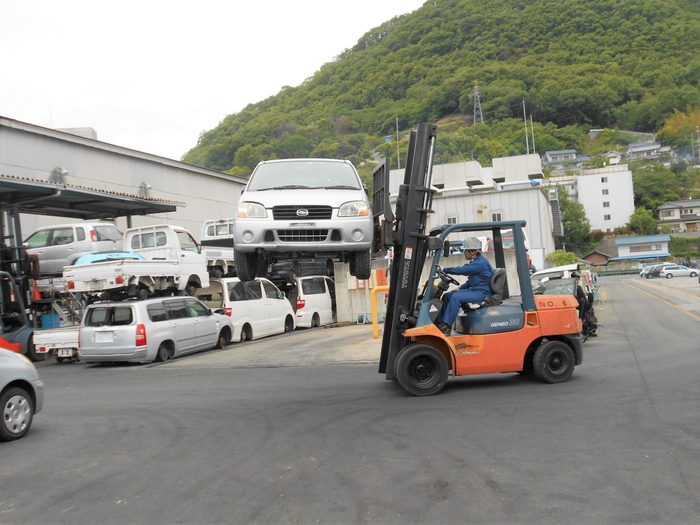 回収した使用済み自動車はリサイクル工場へ