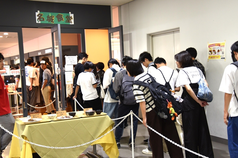 名城食堂には長蛇の列