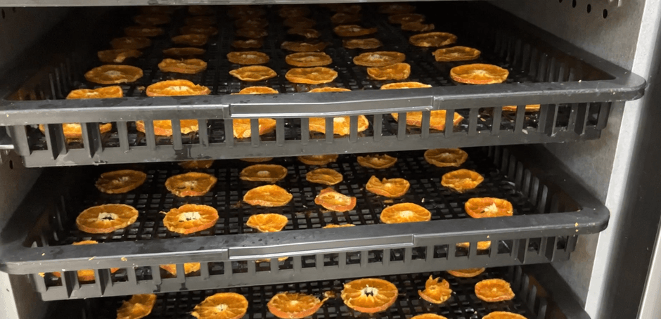 規格外みかんの乾燥加工作業