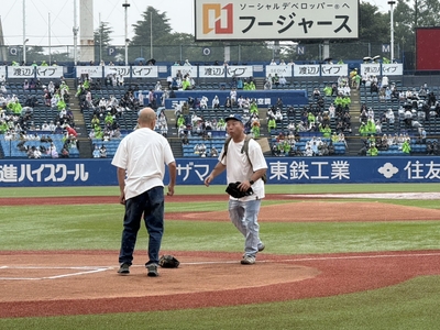 始球式前にも球場を沸かせたバイきんぐ(左から小峠英二、西村瑞樹)