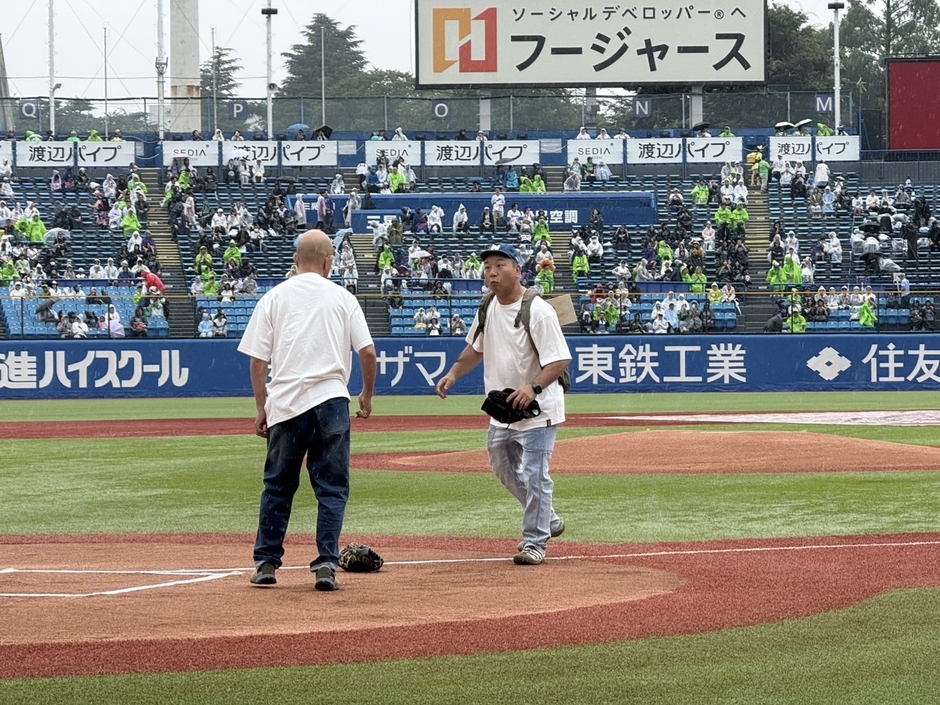 始球式前にも球場を沸かせたバイきんぐ(左から小峠英二、西村瑞樹)