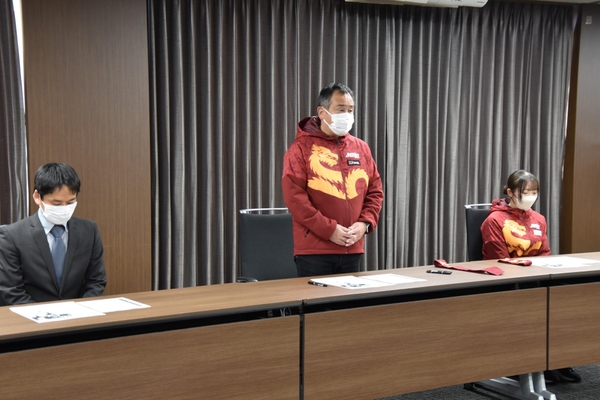 出場報告をする米田監督ら