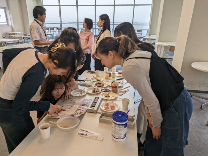 6人の学生が活動中