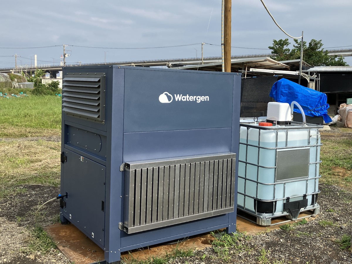 大気水生成装置の実証実験を畜産農場で開始