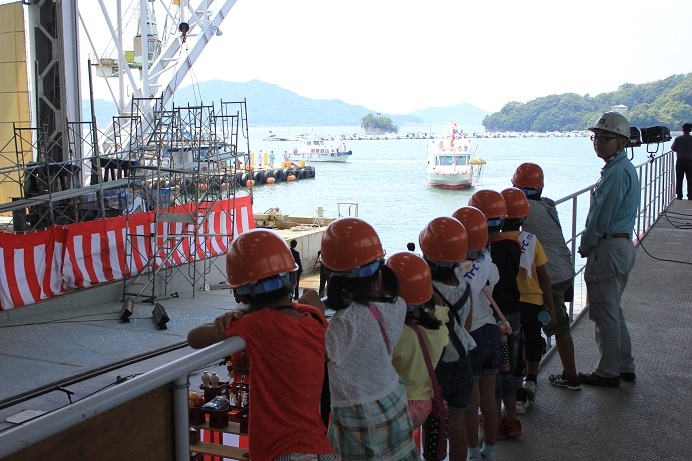 進水式を見学する子どもたち