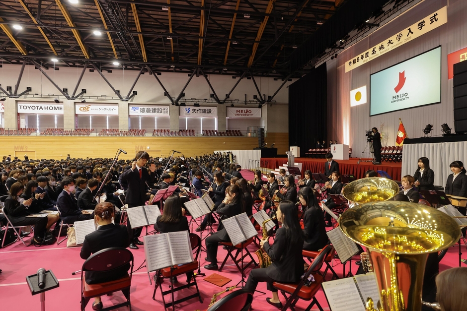 應援團吹奏楽部の演奏で新入生を歓迎