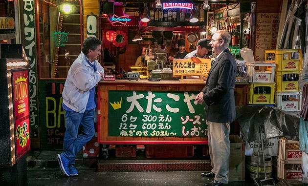 大阪府内のたこ焼き店で談笑する、ジェイソン・ハイランド氏