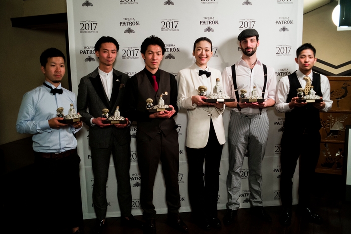 ファイナリストの6名:左から渡辺 健太郎さん(BLUE AGAVE)、幸 健斗さん (Bar Alain)、田部 武さん (Cocktail Works 神保町店)、 大沢 智枝さん (Bar Adonis)、ニコラス・アレクサンドレさん (Industrial Lounge 205)、林 椋大さん (Hacienda del cielo)
