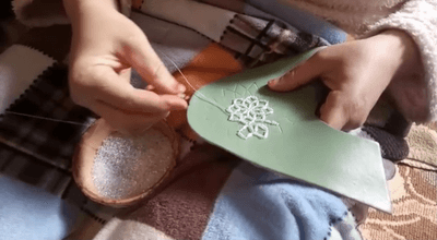 ビーズや刺繍部分は全てモロッコ女性の手縫いです。