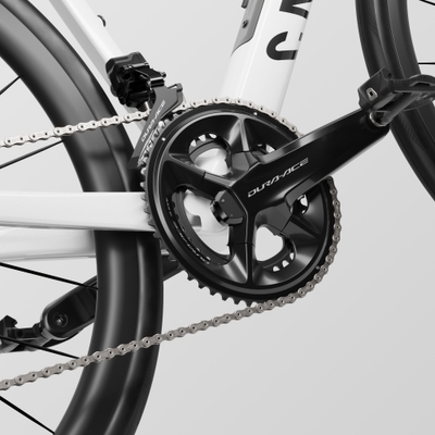 完成車全サイズでクランク長を見直し。2XSでは160mm(従来165mm)、XSサイズでは160mm(従来170mm)、Sサイズでは165mm(従来170mm)、Mサイズでは165mm(従来172.5mm)を標準採用。より開いた股関節角度を実現し、関節への負担軽減と高ケイデンスでのペダリング効率向上に貢献します。