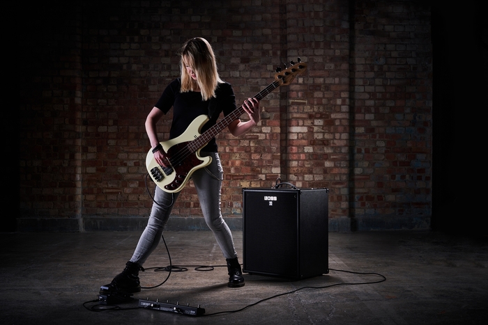 『KATANA-210 BASS』演奏イメージ