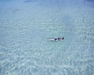 【星のや竹富島】早朝の静かな海での浮遊浴や食事、スパで安らぎの時間を過ごす「海（イン）ぬククルムチ」を提供 ～珊瑚礁の海で深く癒される夏の朝活～｜期間：2023年7月1日～9月30日