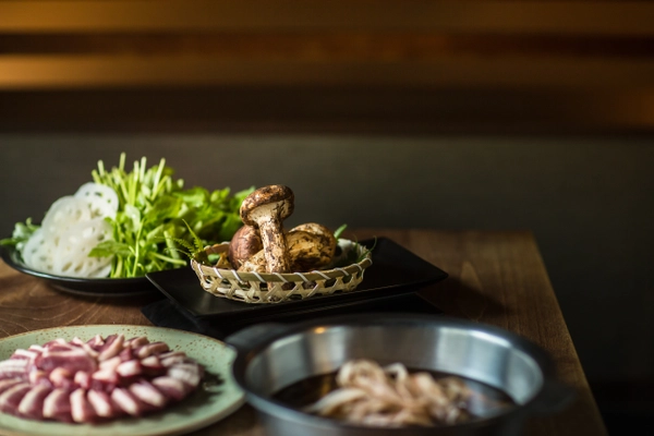 「秋薫る。河内鴨の松茸鍋。」 大阪市・河内鴨料理専門店「藤乃」公式通販サイトにて 河内鴨の松茸鍋を販売スタート