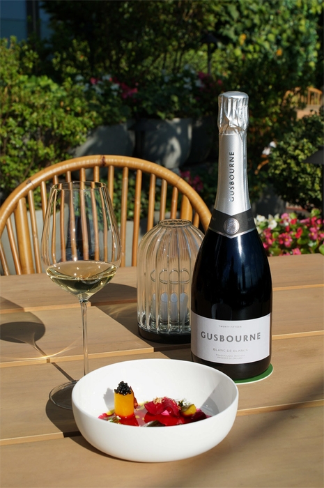 ペアリングに選んでいただいた、ビーツを多様な手法で仕立てた鮮やかな一皿:スモークグレイズドビーツ、サワービーツクリーム、発酵きゅうり